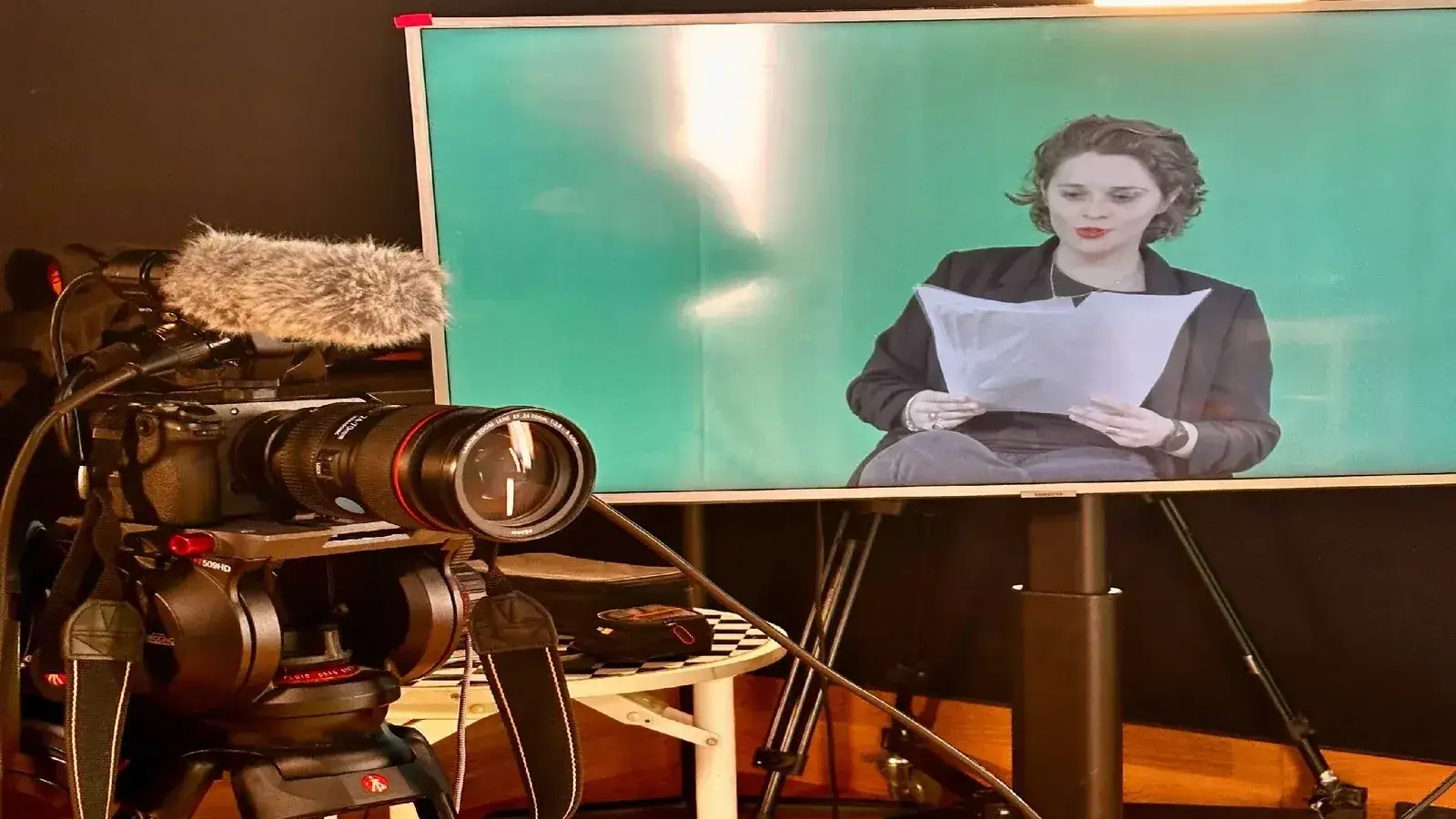 Tournage : une intervenante lit son texte sur l’écran de retour