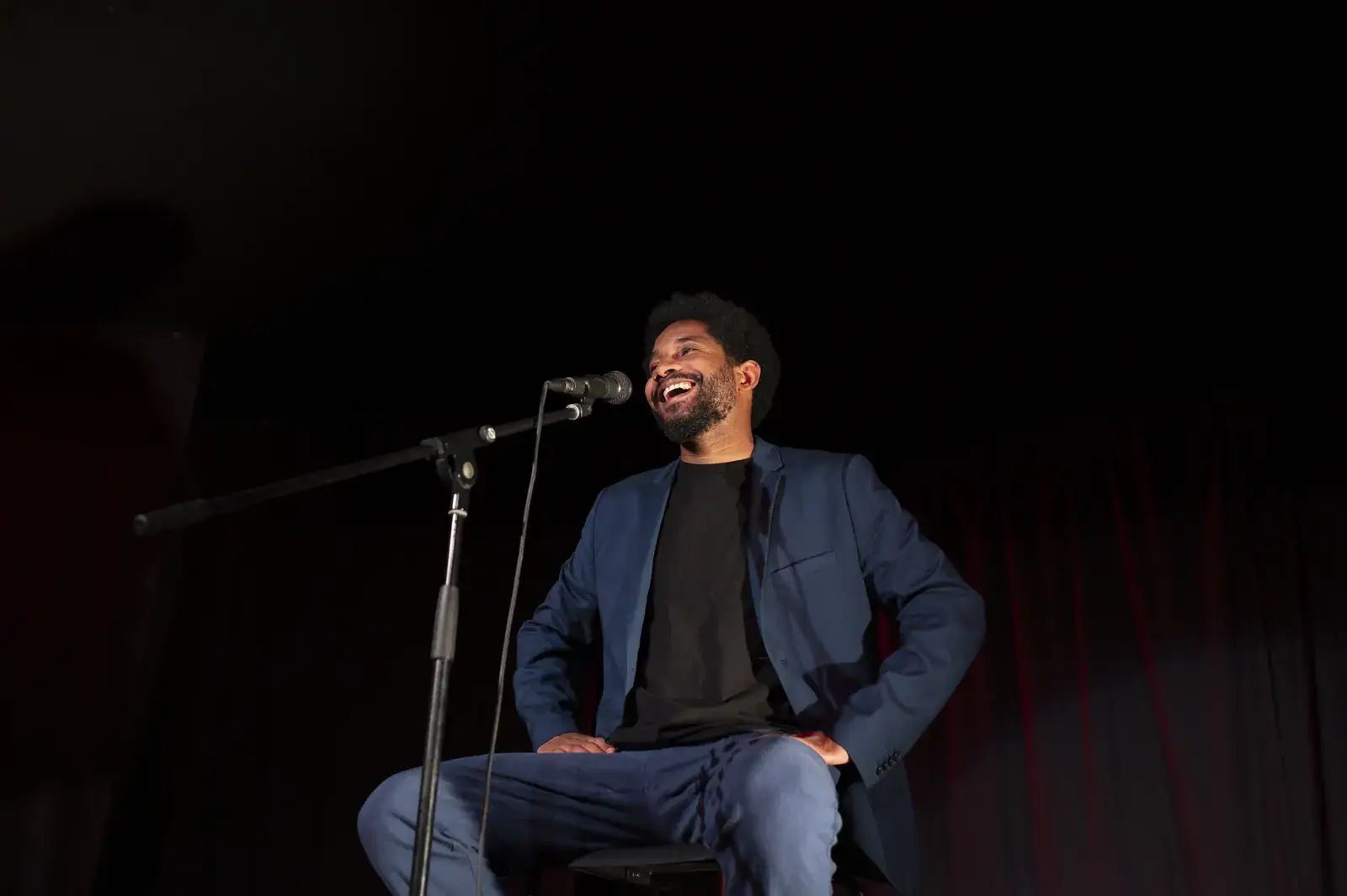 Humoriste souriant au micro